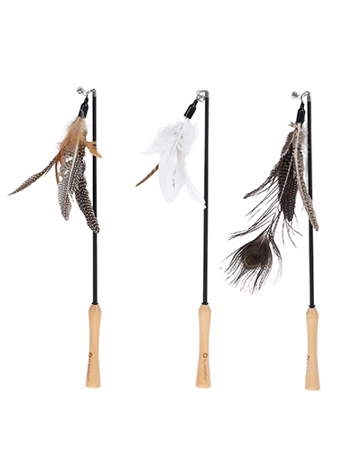 Trois cannes à pêche pour chat avec plumes de différentes couleurs.